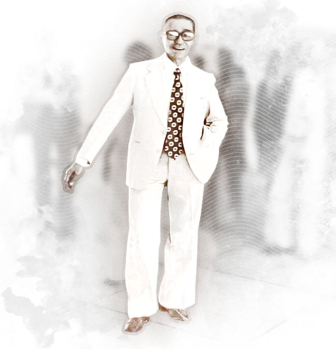 A imagem representa Jaime Rolemberg de Lima, um dos fundadores do Lar Fabiano de Cristo, trajado com terno branco e gravata preta, em meio a um grupo de pessoas desfocado pela edição. No fundo, entre Jaime e as demais pessoas, há um padrão composto por linhas curvas. Jaime sorri; sua mão esquerda está no bolso da calça e a direita descreve um movimento diagonal.