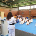 Casas de Francisco de Assis, Mãe Marocas e Pedro Richard realizam entrega de faixas para coparticipantes de oficinas de judô