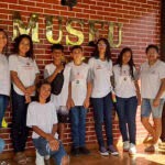 Clube de Mídia da Casa de Irmão Palminha, em Governador Valadares (MG), visita Museu da Cidade em atividade ligada ao Dia do Telefone