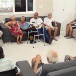 Casa de Marechal Mattos, em Queimados (RJ), promove roda de conversa com pessoas idosas