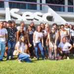 Adolescentes e jovens da Casa de Renato, em Nova Iguaçu (RJ), participam de roda de conversa no SESC