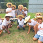 Projeto de horta orgânica e agroecológica Mãozinha Verde, financiado pela Braskem, começa as atividades na Casa de Mãe Marocas, em Duque de Caxias (RJ)