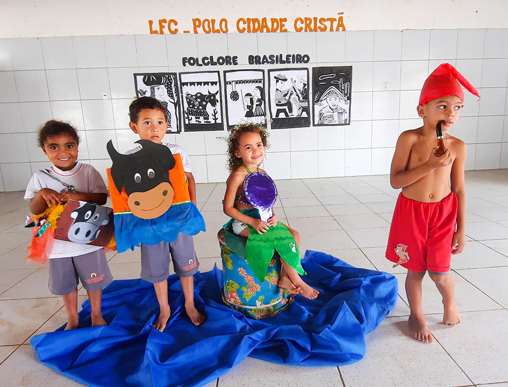 Coparticipantes do Polo Cidade Cristã, em Sapé (PB), com roupas e acessórios folclóricos.