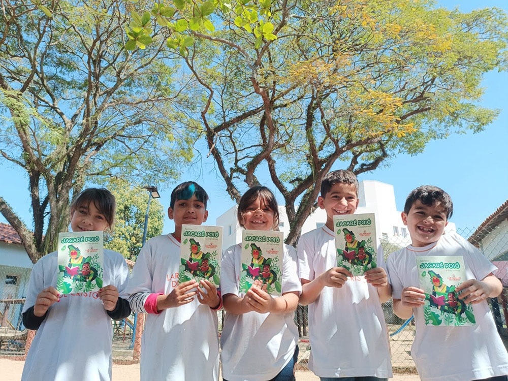 Coparticipantes da Casa de Cirilo, em Caçapava (SP), recebem a nova revista em quadrinhos do Jacaré Poió.