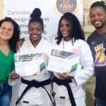 Coparticipantes judocas da Casa de Mãe Marocas, em Duque de Caxias (RJ), são graduadas com a faixa preta