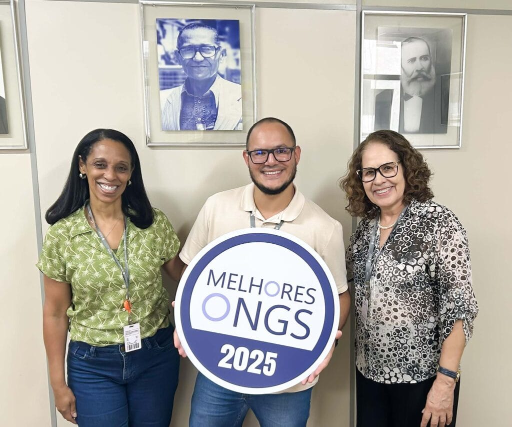 Diretoria do Lar Fabiano de Cristo com o selo Melhores ONGs 2025.