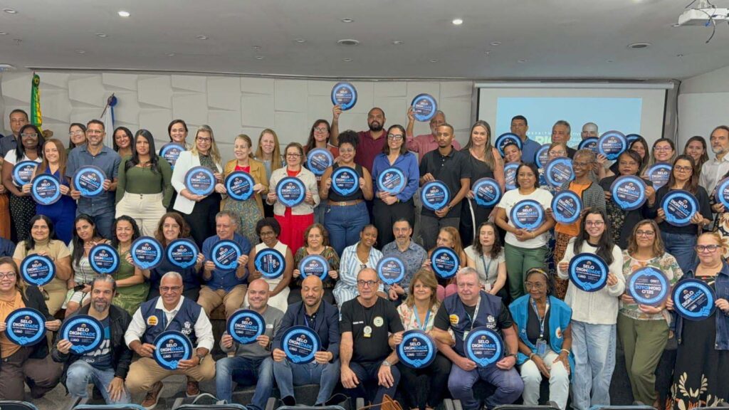 Gestores e representantes de ILPIs recebem o Selo Dignidade em evento realizado pela Prefeitura Municipal do Rio de Janeiro (RJ).